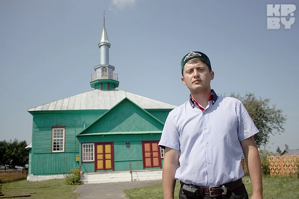 Возглавляет татарскую общину в Ивье молодой учитель - Адам Радецкий 